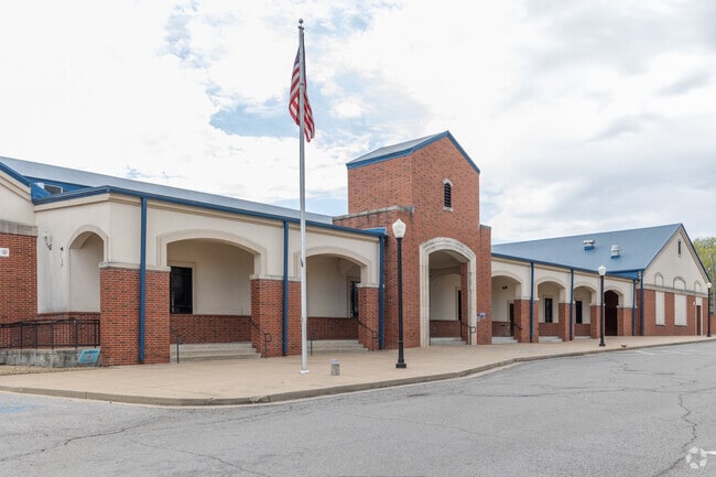 Collinsville Middle School has an 18 to 1 student to teacher ratio.