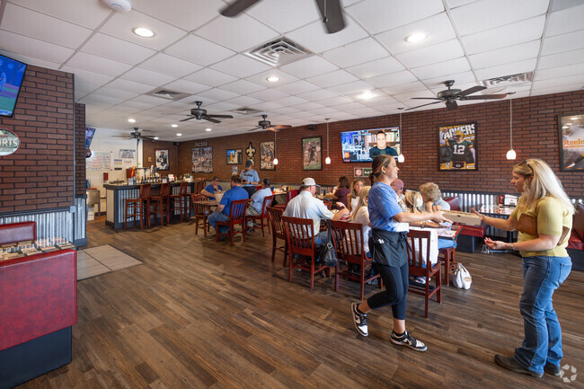 Garland residents can pop into Semmes House of Pizza for a lunch with friends.