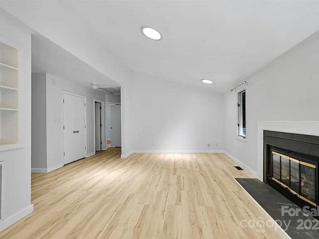 71 Hollybrook Dr, Asheville, NC 28803 - photo 6