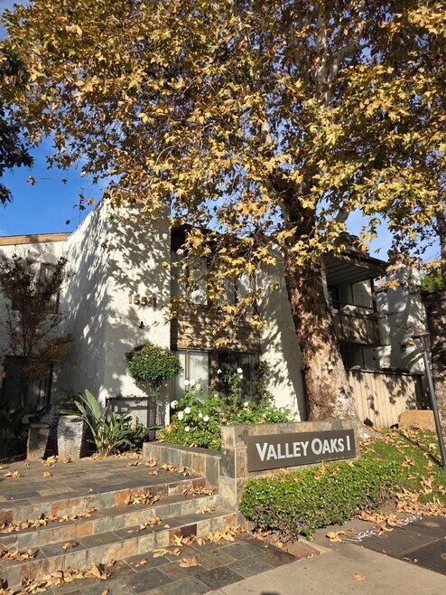 15511 Sherman Way unit 11, Van Nuys, CA 91406 - photo 1