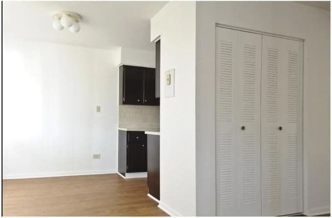 Briarwood Apartments, Waukegan, IL 60085 - photo 5