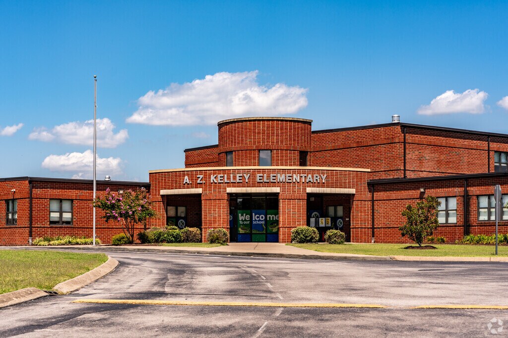 The front entrance to AZ Kelly Elementary.