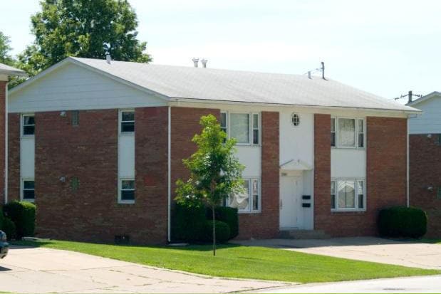 Williamsburg Apartments, Bettendorf, IA 52722 - photo 2