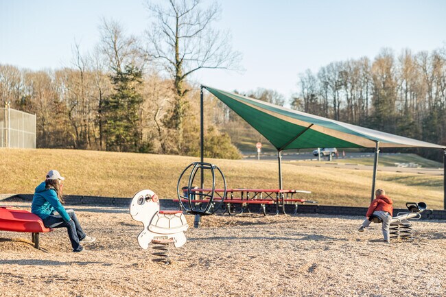 Enjoy family fun at Signal Hill Park playground in Buckhall.