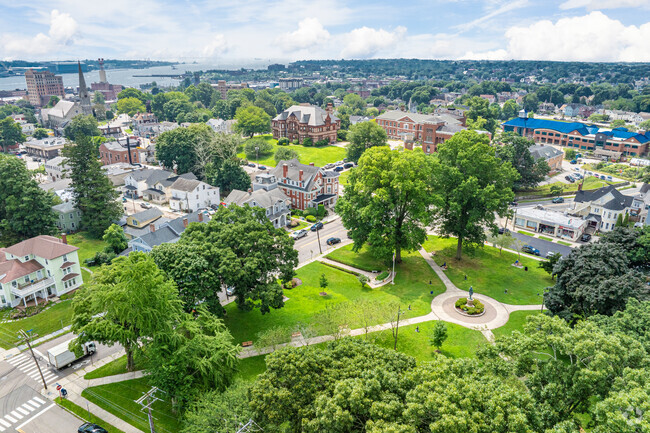 Jefferson is located a mere 10 minute walk from the waterfront in New London.