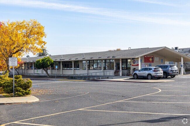 Spring Valley Elementary has plenty of parking for Highlands parents.
