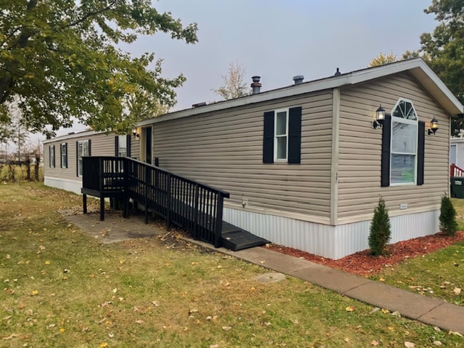 37 Village Ct, Mediapolis, IA 52637 - photo 2