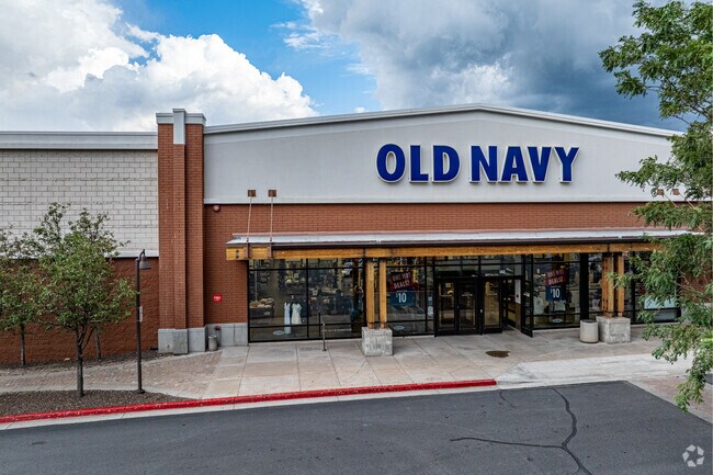 The Winona neighborhood features easy access to local markets and stores.