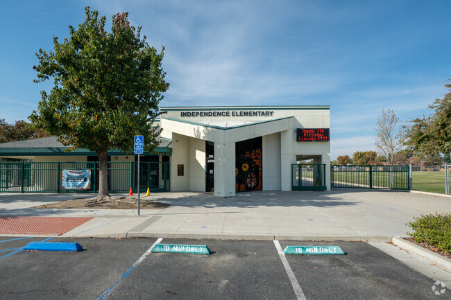 Independence Elementary has a 23:1 Student/teacher Ratio.