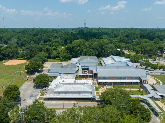 Griffin Middle School is surrounded by trees and greenery in Flordia.