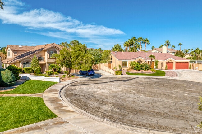 A group of homes on a quaint cul-de-sac typical of single-family homes in Boulder City.
