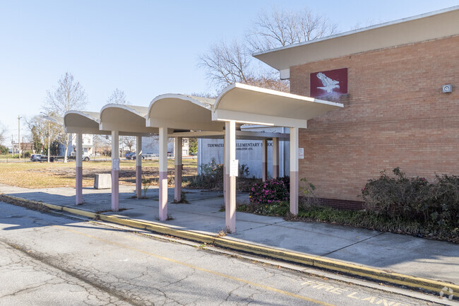 The curriculum at Tidewater Park Elementary School promotes academic excellence.