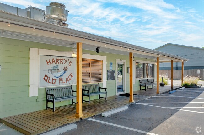 Harry’s Old Place is a well-known seafood restaurant on Ned Lake in Cypress Gardens.