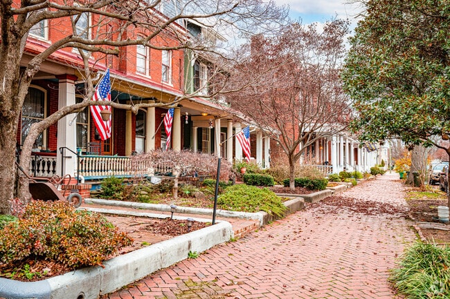 Walking paths run in front of houses in Chimborazo.
