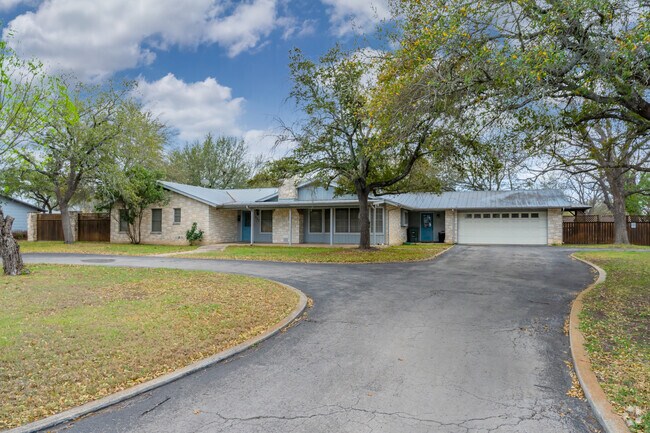Uvalde has many large well maintained midcentury homes around the city.