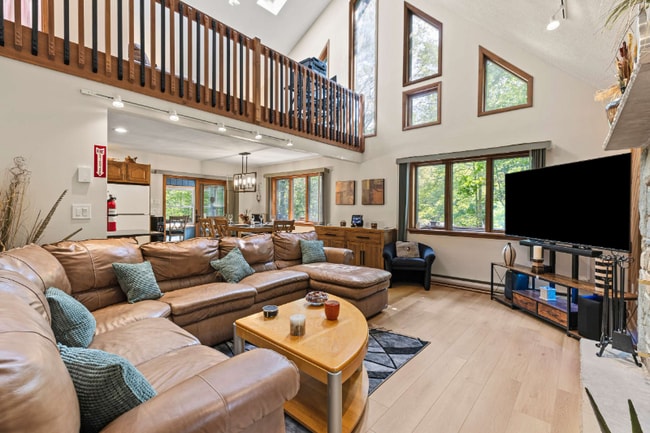 2174 Lakeview Dr E, Lake Ariel, PA 18436 - photo 2