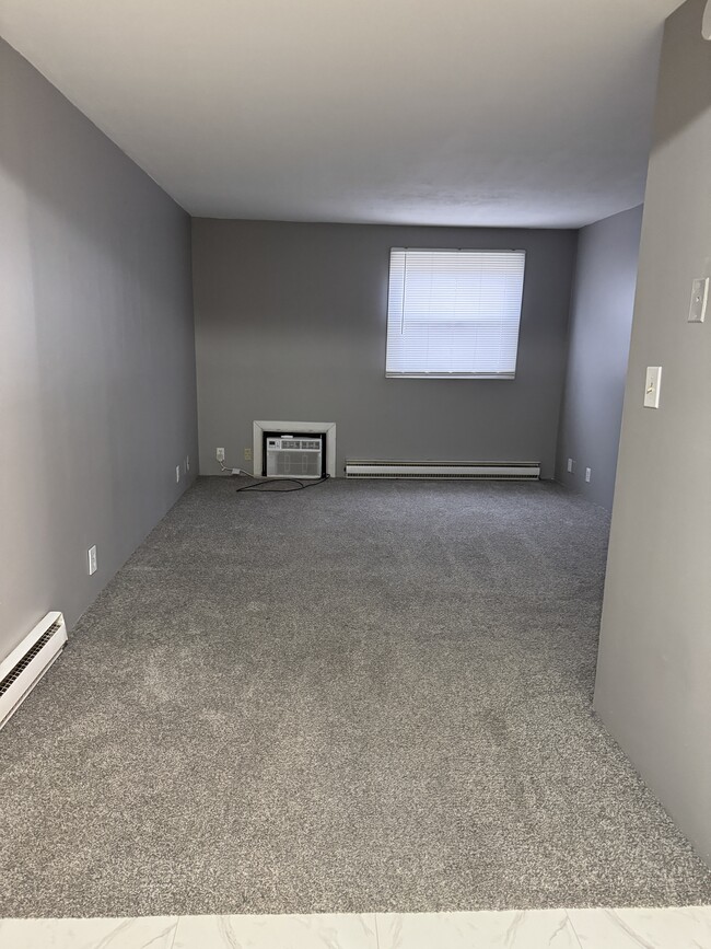 304 E Mefford St unit 304A E Mefford St, Robinson, IL 62454 - photo 3