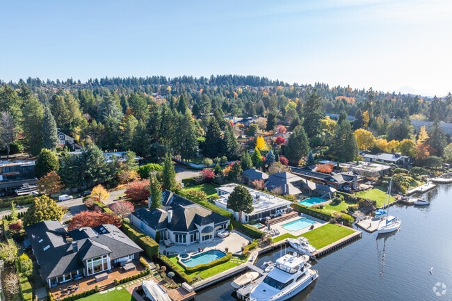 Many homes on the lake also offer their own private pools.