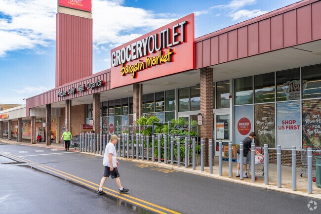 The Grocery Outlet is the primary shopping option for Highland Park residents.