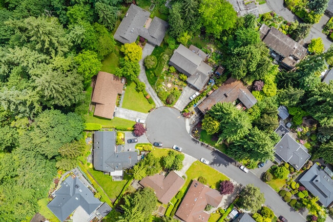 While Shorewood doesn't have tons of sidewalks, there are plenty cul-de-sacs to be found.