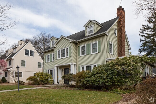 The colonial style of architecture is the most popular in Englewood, NJ.