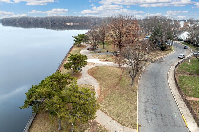 Pearl Pointe is a small place along the Delaware River to enjoy a nice day.