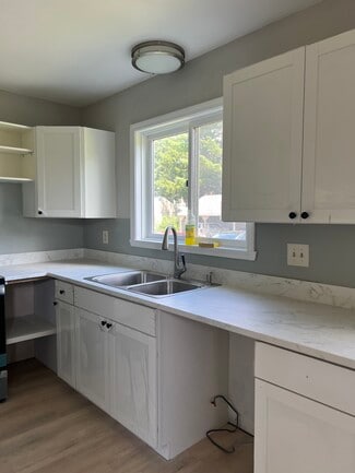 E16 Stonehedge Dr, South Burlington, VT 05403