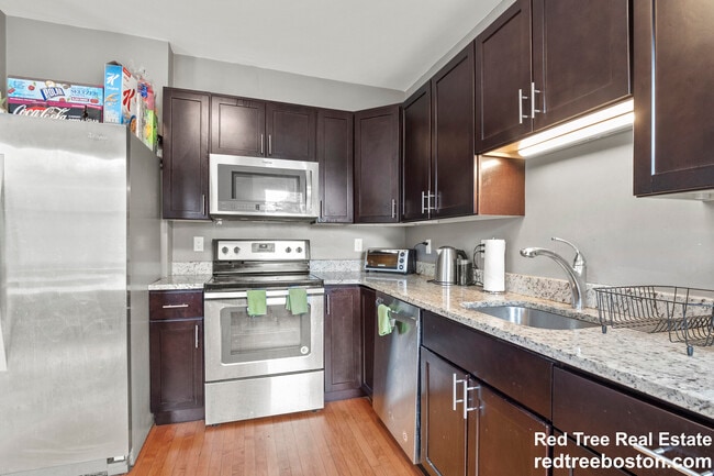 139 Adams St unit 5-bed 2-bathU2, Waltham, MA 02453 - photo 2