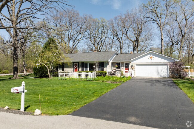 There are many ranch style homes in Knollwood, IL.