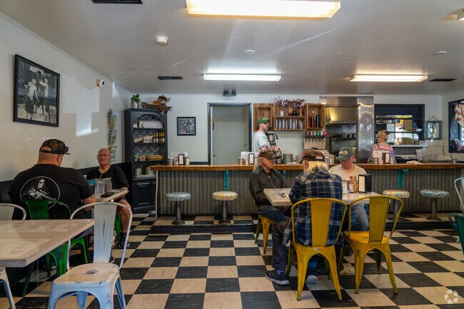 Spanky’s Café in Ben Lomond draws locals daily with hearty breakfasts, classic lunch plates, and a laid-back diner vibe that keeps regulars coming back.