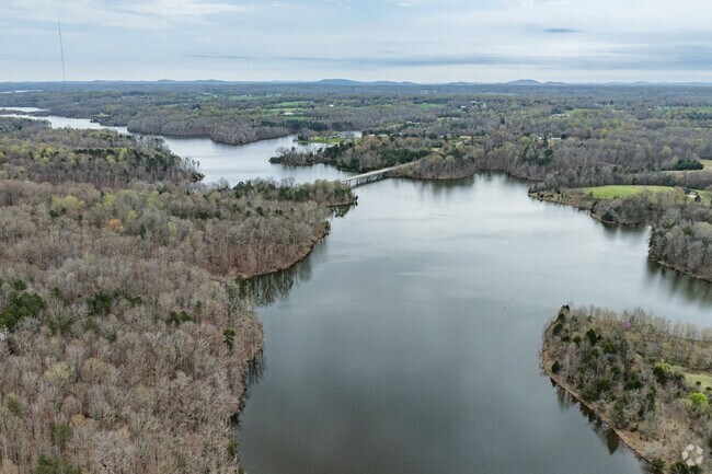 Randleman Lake is a vast reservoir located near Hodgin Valley.