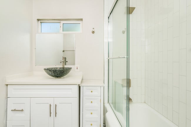 6714 Amigo Ave, Reseda, CA 91335 - photo 2