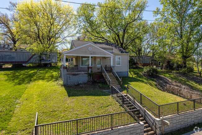 There are some clapboard Folk Home with Concrete Stairs on Tennessee Avenue.