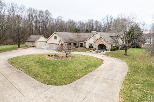 Many of the homes in Elizabethtown have large yards and private driveways.