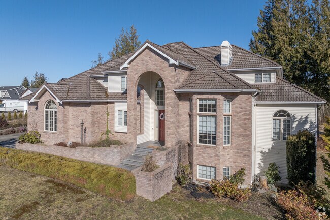 Sprawling million-dollar homes can be found in Eaglemont neighborhood of Mount Vernon.