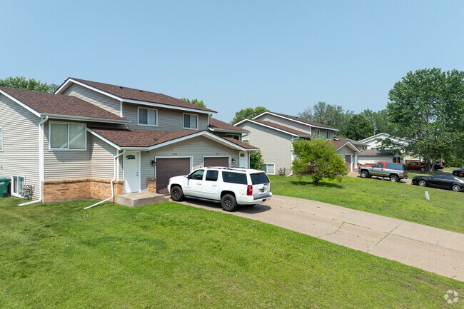 Large driveways and large lots can be found in the neighborhood of Sunny Lane.