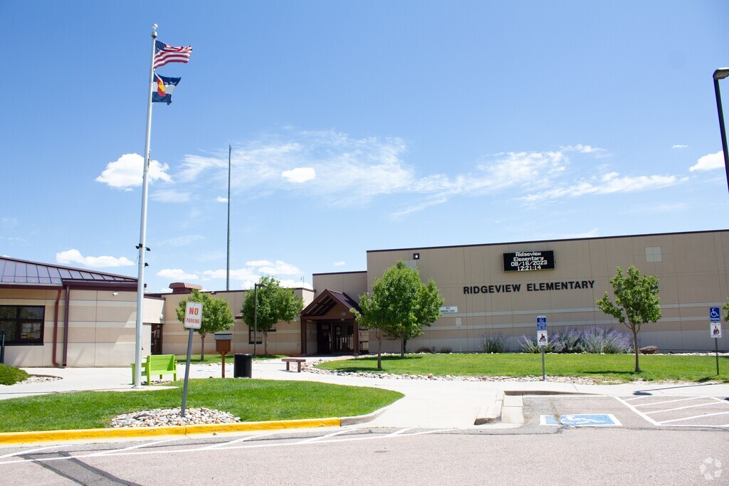A wide shot fro Ridgeview Elementary School.