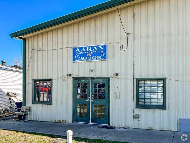 Aaran Somalian Middle East Restaurant serves a variety of Somali and Middle Eastern dishes, including samosas, falafel, hummus, and kebabs