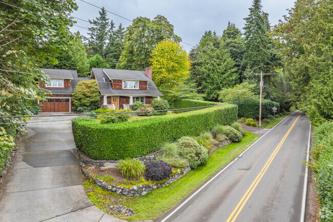 It's common for single family homes in Rolling Bay City to enjoy plenty of peace and privacy.