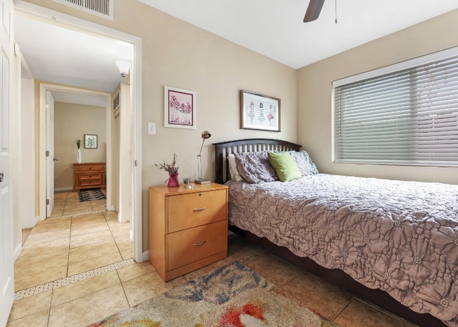 718 N Floral St unit 3, Visalia, CA 93291 - photo 2