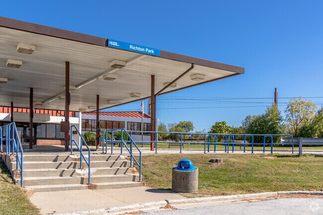 Prestwick residents can quickly access downtown Chicago via the local Metra station.