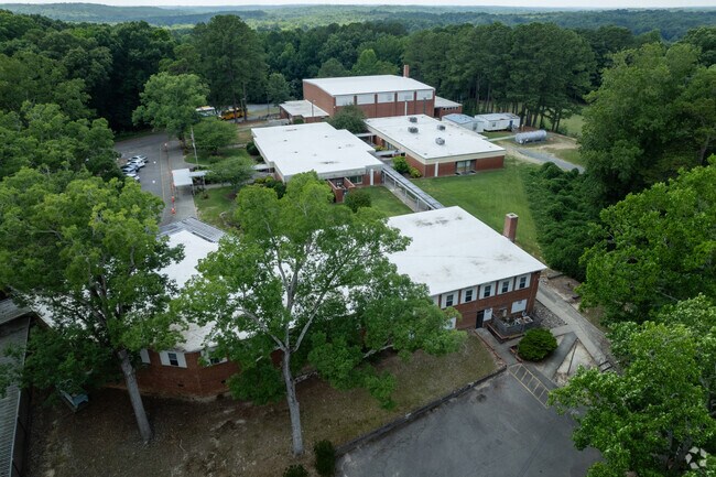 Elise Middle School is located close to Robins downtown.
