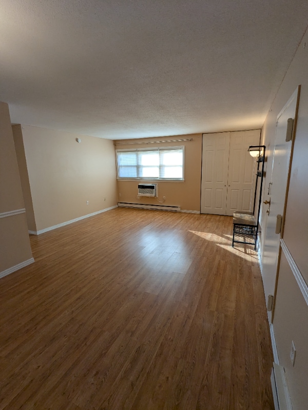 12 Thompson Rd, Manchester, CT 06040