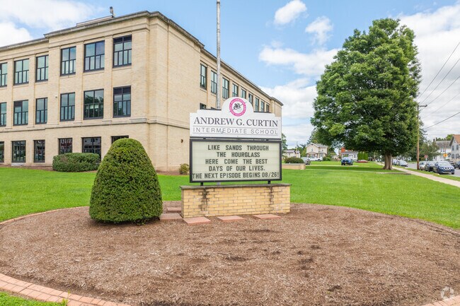 Curtin Intermediate School receives an overall B-minus grade from Niche.