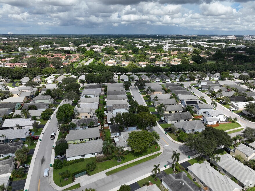 2747 Pinewood Ct, Davie, FL 33328 - photo 2