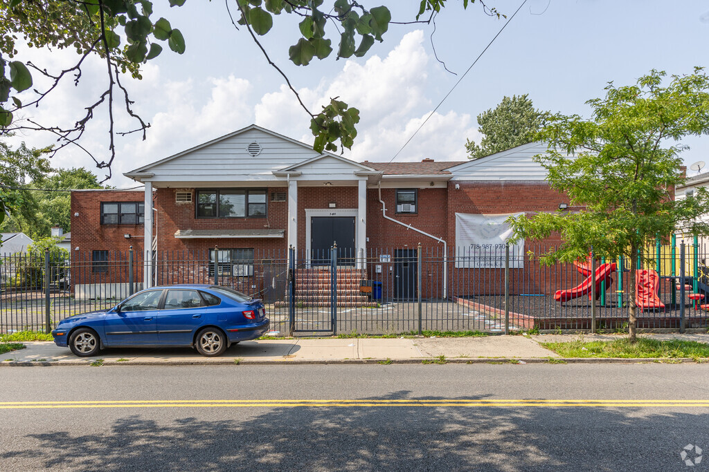 Staten Island Hebrew Academy has grades K-8.