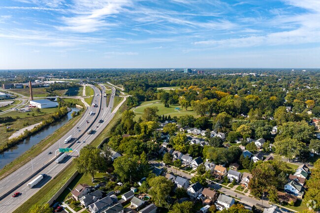 Five Points is located along I-475 and is just minutes from downtown Toledo and Michigan border.