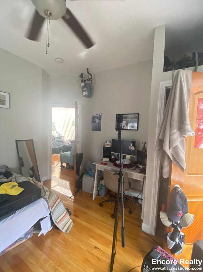 28 Fleet St unit 32, Boston, MA 02113 - photo 6