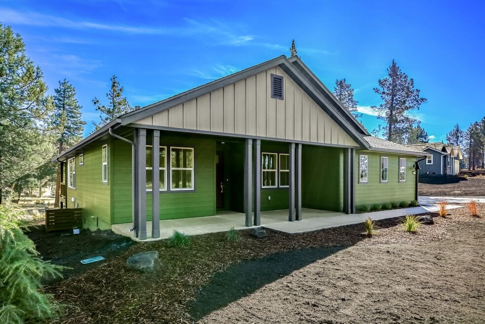 1205 Vine Maple Dr, Klamath Falls, OR 97601 - photo 1