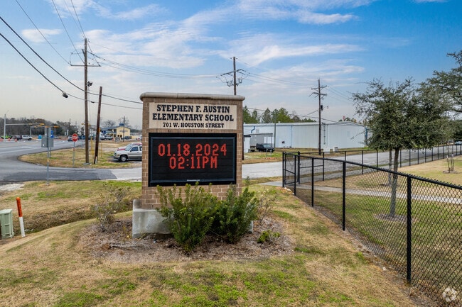 Austin Elementary has a student body of 807 students.